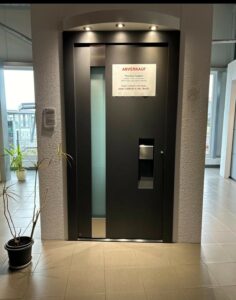 Abverkauf Tür schwarz